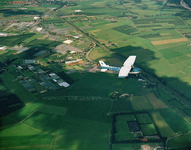835182 Afbeelding van een Reims/Cessna F150K sportvliegtuig met het registratienummer PH-LUA in het luchtruim boven de ...